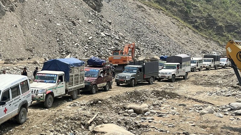 पहिरोका कारण विपी राजमार्ग पूर्ण रूपमा अवरुद्ध