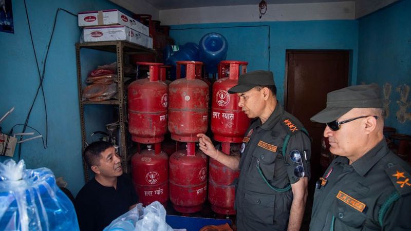काठमाडौँमा ग्यासको चरम अभाव, महानगर प्रहरीले वितरणमा सहजीकरण गर्दै