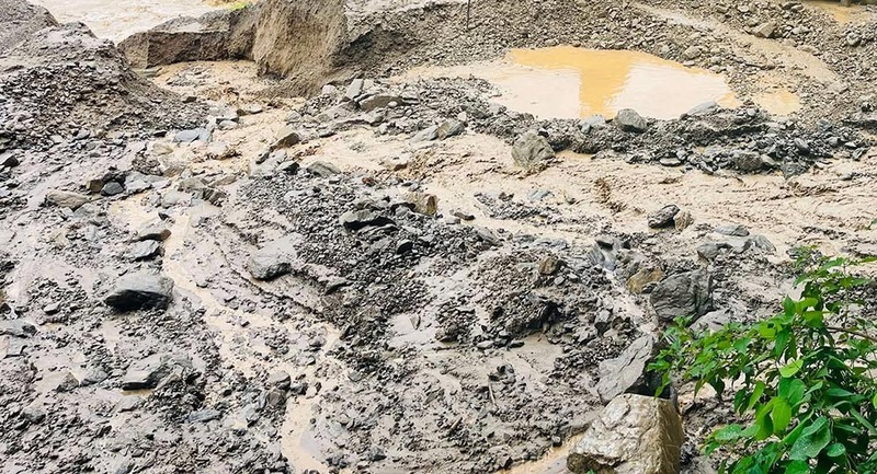 पहिरो र लेदो खसेपछि बीपी राजमार्ग पूर्णरूपमा अवरुद्ध