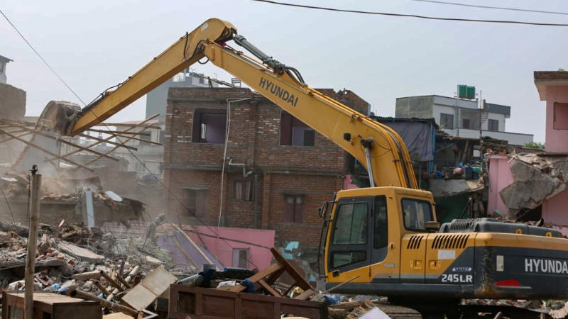 गैरीगाउँको सुकुम्बासी बस्तीको पक्की घरमा डोजर चलाइयो