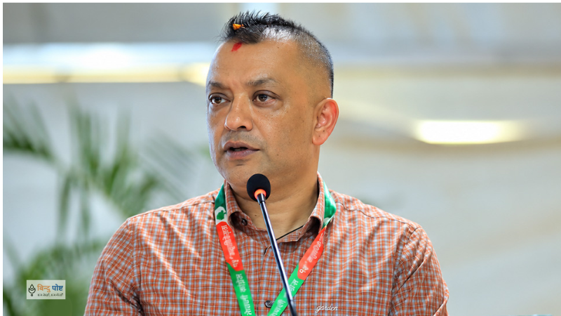 गगन थापाले शपथ ग्रहण तथा पदबहाली गर्दै