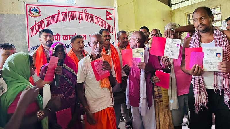 धनुषाका ३८८ परिवारले पाए लालपुर्जा