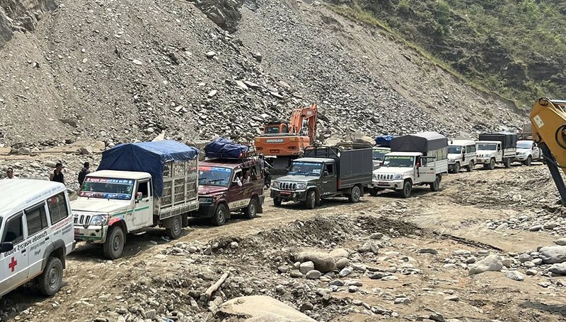 बीपी राजमार्गमा सवारी आवागमन अवरुद्ध