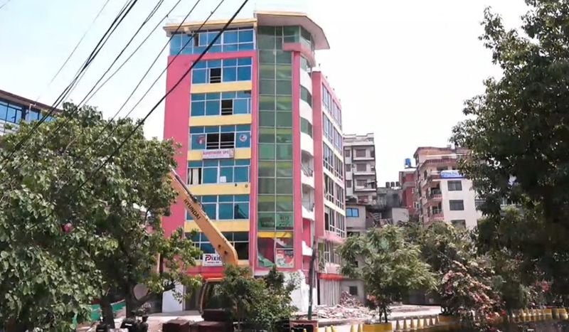 अनामनगरस्थित सात तले घरमा चल्यो डोजर
