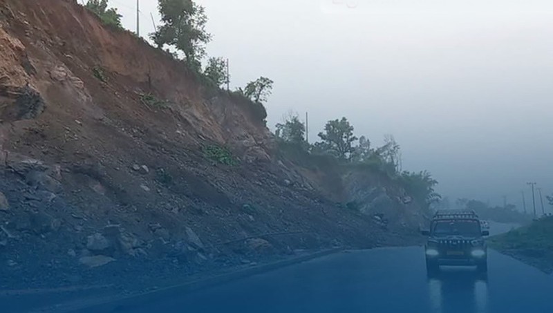 पहिरो र बाढीले देशका दर्जनभन्दा बढी सडक अवरुद्ध