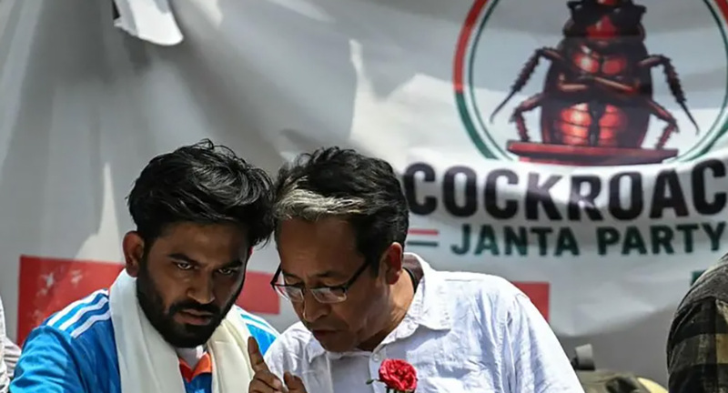 ककरोच जनता पार्टीले विश्वविद्यालय परिसरमा शिक्षामन्त्रीको राजीनामा माग्दै प्रदर्शन गर्ने