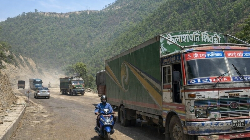 नागढुङ्गा–मलेखु सडक विस्तारमा ढिलाइ : तीन वर्षमा ३७ प्रतिशत मात्रै काम, ६ महिना म्याद थप