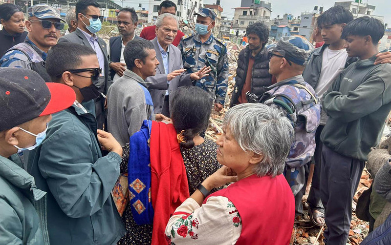 डा. बाबुराम भट्टराईले गरे सुकुम्बासीहरूको होल्डिङ सेन्टर तथा बस्तीको अवलोकन