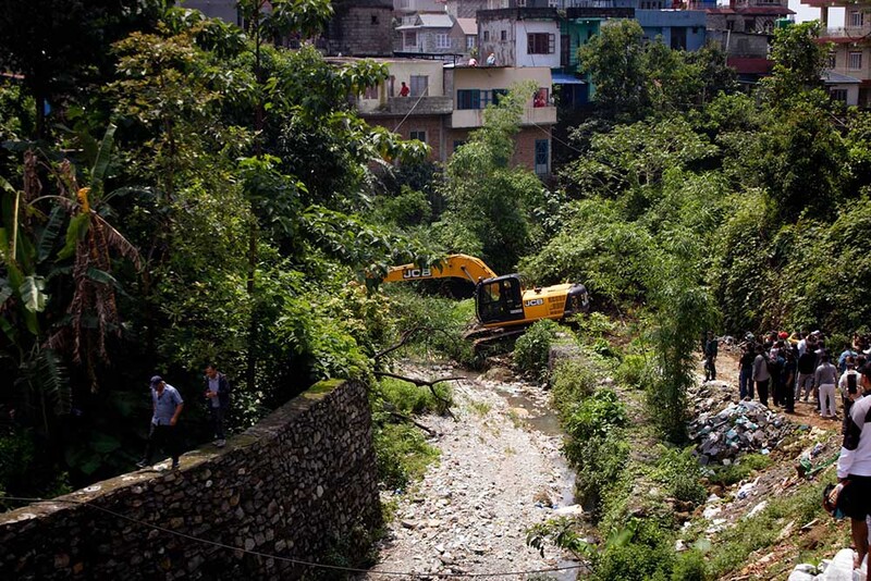 पोखराको फिर्केखोला आसपासमा आज पनि संरचना हटाइदै