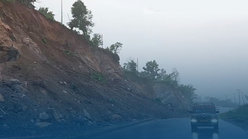 पहिरोका कारण मुग्लिन-काठमाडौं सडक अवरुद्ध
