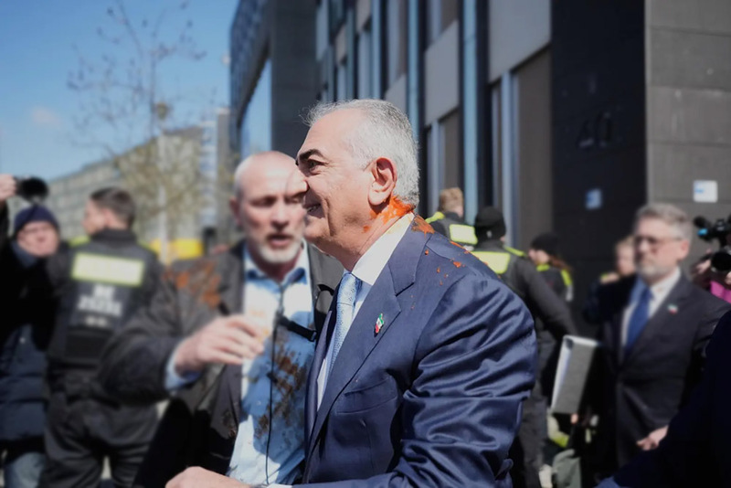 इरानका निर्वासित राजकुमार रेजा पहलवीलाई बर्लिनमा टमाटर प्रहार