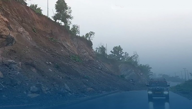 पहिरो र नदी कटानका कारण यी सडक पूर्ण रूपमा अवरुद्ध