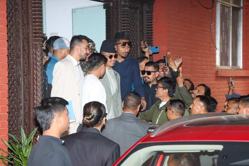 मुस्कुराउँदै बाहिरिए मन्त्रालयबाट गृहमन्त्री